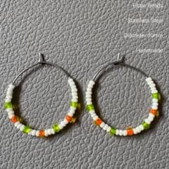 フープピアス ビーズ ホワイト×グリーン×オレンジ ステンレス ハンドメイドのサムネイル