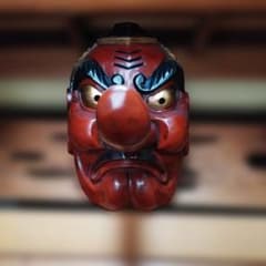 伝統的な赤い日本の木彫り面 壁掛け 工芸品 お面 工芸品 能面 天狗 