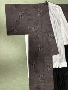 大島紬　都喜ヱ門　純泥染　証紙付き　正絹　ゴールドラベル　希少平安絵巻人物柄のサムネイル
