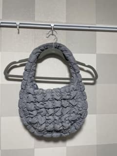 COS キルトマイクロバッグ　ライトグレーのサムネイル