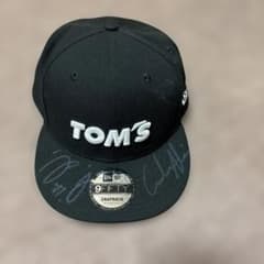 NEW ERA 9FIFTY ブラック キャップ TOM'S サイン入りのサムネイル