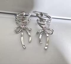 Ribbon design silver ear cuff