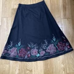 ローラアシュレイ　ブラック　刺繍　ロングスカートのサムネイル