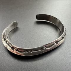 Navajo Herman Smithスタンプワーク トライアングル バングル - メルカリ