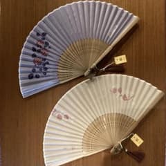 絹扇子2本セット　パープル&ベージュ色　新品　シルク　(ベージュ難あり)のサムネイル
