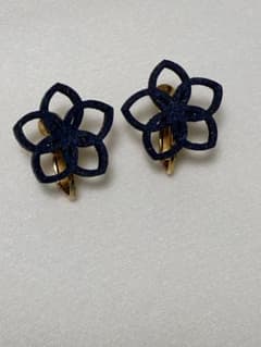 ネイビー 花形 クリップ式 イヤリングのサムネイル