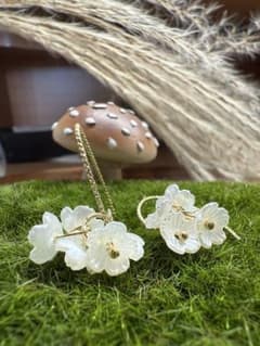 フラワーモチーフ チェーンピアス ホワイト ゴールドカラーのサムネイル