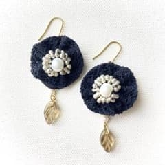 ブラックレース フラワーピアス ハンドメイドのサムネイル