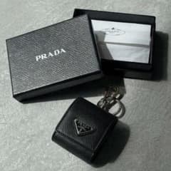 PRADA キーチェーン付 サフィアーノレザー イヤフォンケース - メルカリ