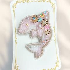 [612] ピンクイルカ ビーズ刺繍ブローチ ハンドメイドのサムネイル