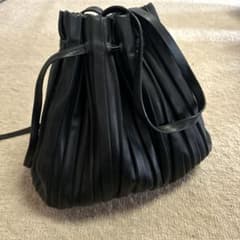 ZARA プリーツ 巾着型 ハンドバッグ ブラックのサムネイル