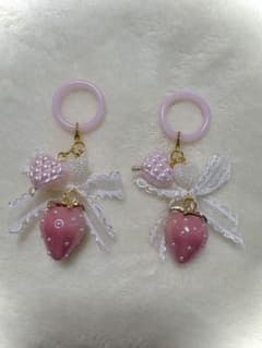 ハンドメイド ピンクいちごめじるしチャーム 2点セットのサムネイル