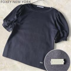 美品】22ss FOXEY フォクシー アベイル ニットトップス ロゴプレート