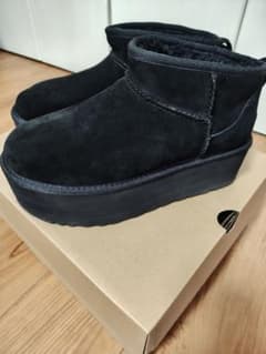 UGG アグ　クラシックウルトラミニプラットフォーム　厚底ブーツ　24 黒　美品のサムネイル