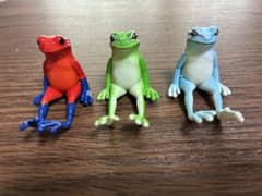 座るカエルフィギュア 3体セットのサムネイル