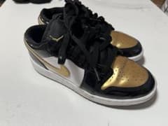 Nike Air Jordan 1 Low キッズシューズ ブラック/ゴールドのサムネイル