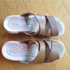 srocsのサンダルのサムネイル