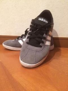 adidasスニーカーのサムネイル