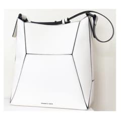 CHARLES & KEITH ナスリン ジオメトリックトートバッグ 白 - メルカリ