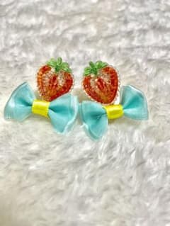 赤いいちご　みどりきいろリボンイヤリング　ハンドメイド　キッズのサムネイル