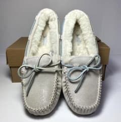 【UGG】モカシン　ホワイトラメ　フラットシューズ　23㎝のサムネイル