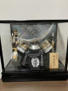 五月人形 名将　伊達政宗　ガラスケース付き 兜 「伊達政宗」「三日月前立」シルバー 五月人形 ガラスケース付