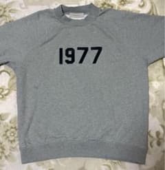 に*ち様 1977プリント グレー 半袖スウェットシャツ Lのサムネイル