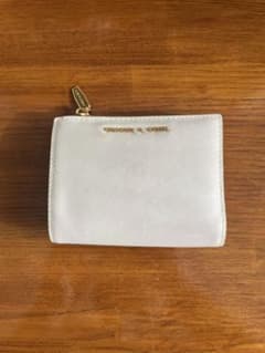 【CHARLES & KEITH】ホワイト ジッパー付き 二つ折り財布　ゴールドのサムネイル