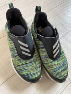 adidasスニーカーのサムネイル