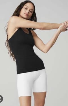alo yoga アローヨガ　ベーシックブラタンクトップスのサムネイル