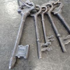 アンティーク 鍵束】鉄製鍵束 重厚感 古道具 オブジェ - メルカリ