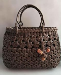 ライトチョコ 山葡萄風花車×花結び クラフトテープ かごバッグ ライトチョコ 山葡萄風花車×花結び クラフトテープ かごバッグ - メルカリ