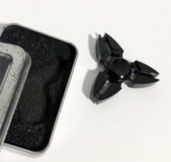 手裏剣のような鋭いハンドスピナーのサムネイル