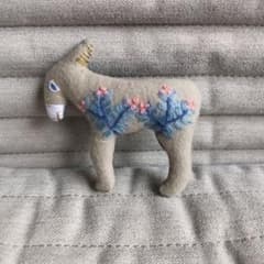 ロバのブローチ　ハンドメイドのサムネイル