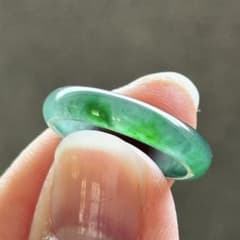 グアテマラ産天然本翡翠 A貨 氷種 冴える緑 花柄入り くり抜きリング