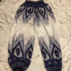 新品未使用 タイ王国⭐︎ 孔雀柄 サルエルパンツ ホワイト×ネイビー⭐︎男女兼用のサムネイル