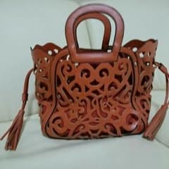 美品！透かし模様カットワークハンドバッグのサムネイル