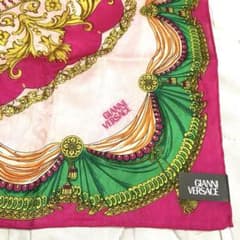 【新品】VERSACE 刺繍入り　アンティーク扇子柄　大判ハンカチ　ヴェルサーチ 新品タグ付き◇ヴェルサーチ 大判ハンカチ ミニスカーフ VERSACE 扇子