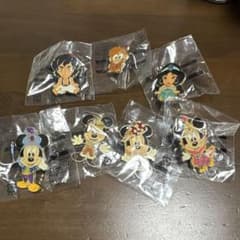 アニメキャラクターピンバッジ5個セットのサムネイル