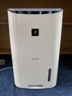 SHARP シャープのプラズマクラスター除湿機、CV-F71-W 2016年 - メルカリ