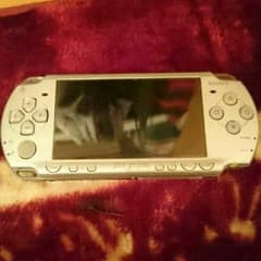 PSP2000本体メモリースティック付きシルバーのサムネイル