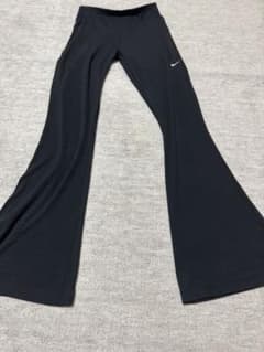 NIKE フレアパンツ　ブラック　Ｍサイズのサムネイル