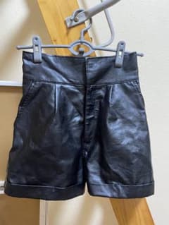 ブラック 合成皮革 ショートパンツのサムネイル