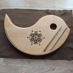 【真琴】勾玉モデル／5音階／12弦／弦楽器／ハープ  専用ケース付き  美品のサムネイル