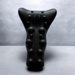 ネックマッサージ ストレッチ枕 指圧代用器 ブラック　肩甲骨剥がしのサムネイル