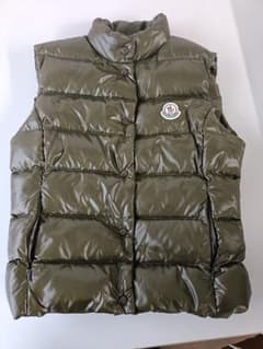 美品 MONCLERオリーブ色 ダウンベスト - メルカリ