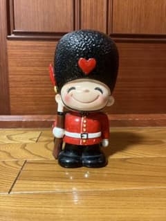 激レア》昭和レトロ 内藤ルネ イギリス兵隊 陶器製 貯金箱 - メルカリ