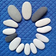石ころ⑫　14個　表面すべすべ　平べったくて細長い形　角の丸い石のサムネイル