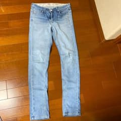 ストレッチの薄手のジーンズのサムネイル