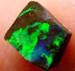 0.70 cts 天然 ボルダーオパール 原石 未研磨 鉱物標本のサムネイル